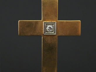 Vente aux enchères Pendentif en or jaune en forme de croix, agrémenté en son centre d'un 