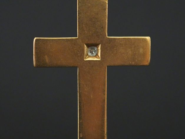 Pendentif en or jaune en forme de croix, agrémenté en son centre d'un 