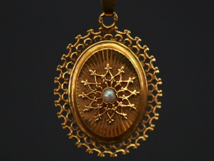 Pendentif ovale Napoléon III en or ajouré et perle. Poids : 2,36 g   