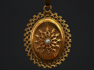 Vente aux enchères Pendentif ovale Napoléon III en or ajouré et perle. Poids : 2,36 g   