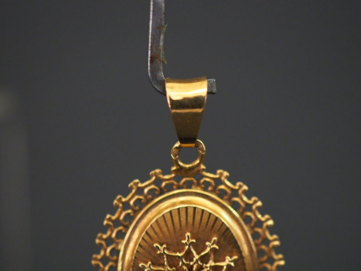 Pendentif ovale Napoléon III en or ajouré et perle. Poids : 2,36 g   