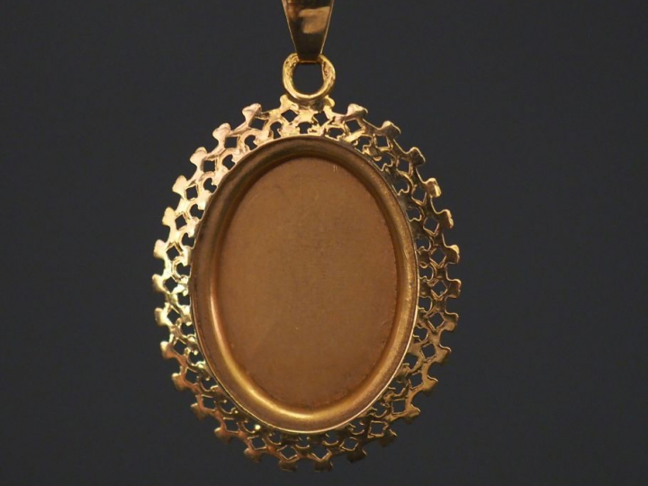 Pendentif ovale Napoléon III en or ajouré et perle. Poids : 2,36 g   