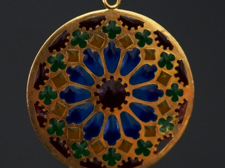 Pendentif rosace en or et émaux polychromes.  Poids tel : 6,40 g (peti