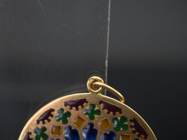 Pendentif rosace en or et émaux polychromes.  Poids tel : 6,40 g (peti