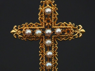 Vente aux enchères Pendentif Napoléon III en or en forme de croix et ornée de 9 perles (m