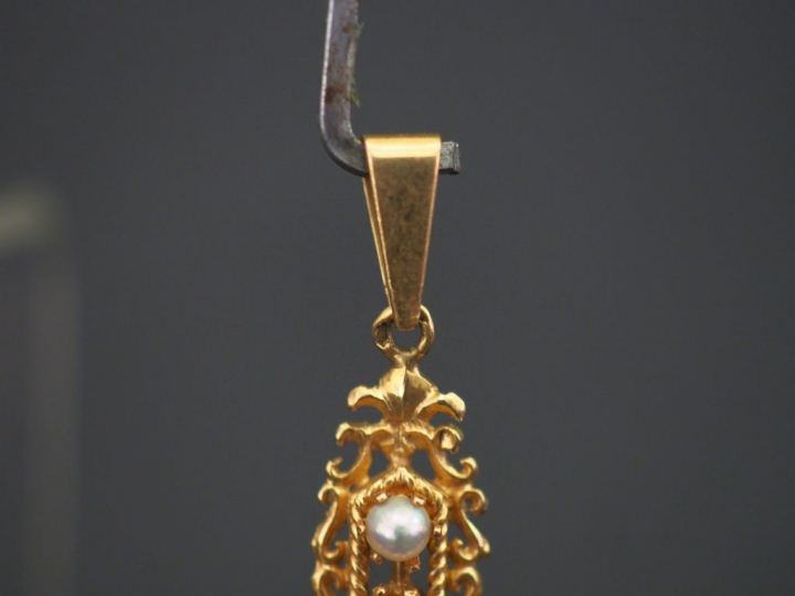 Pendentif Napoléon III en or en forme de croix et ornée de 9 perles (m