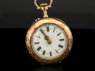 Vente aux enchères Montre de col Napoléon III en or jaune. Double fonds en or jaune. Poid