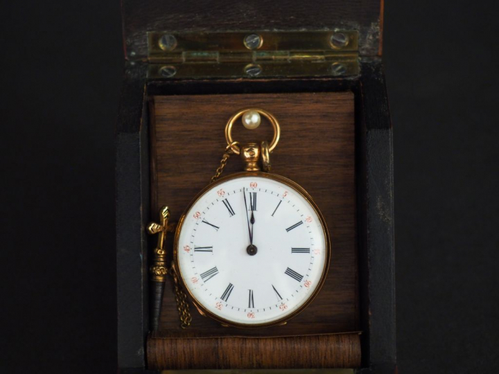 Montre de gousset en or avec clé et chainette avec porte montre en pal
