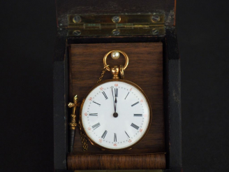 Vente aux enchères Montre de gousset en or avec clé et chainette avec porte montre en pal