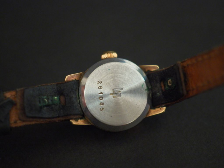 - Montre de dame, boitier or. Poids tel. 10 g environ - montre de dame