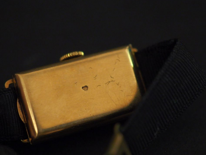 - Montre de dame, boitier or. Poids tel. 10 g environ - montre de dame