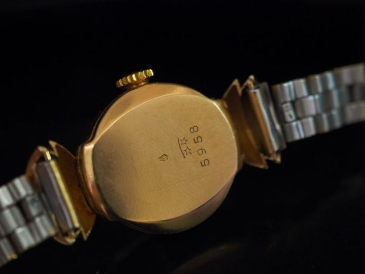 Montre de dame NET, boitier or, bracelet métal.  Poids tel : 23 g   