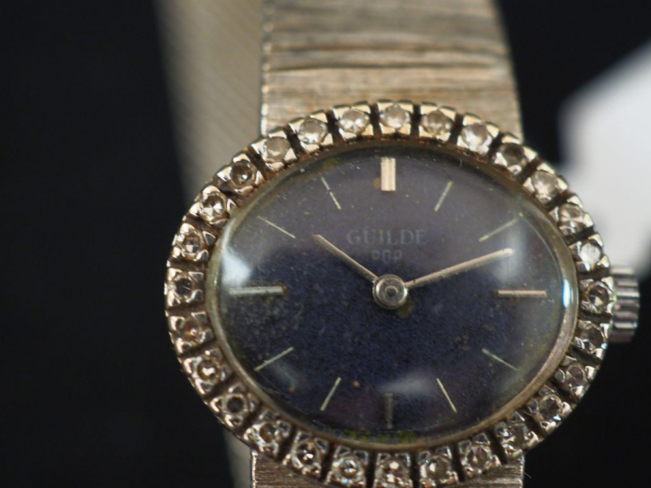 Montre de dame, bracelet et boitier en or blanc, cadran ovale serti d'