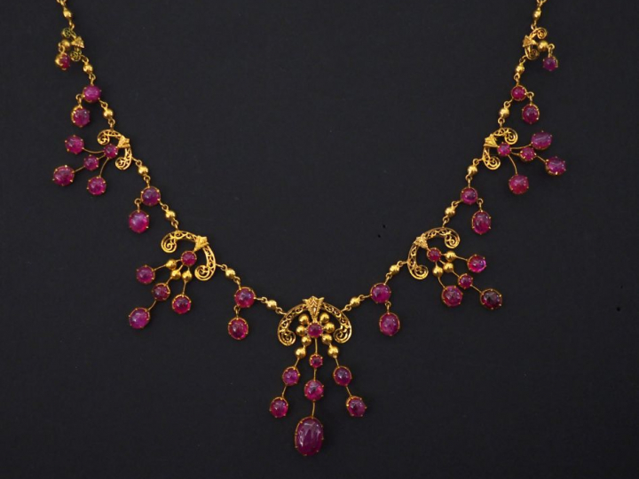 Collier draperie en or jaune,orné de pendeloques serties de petites pi