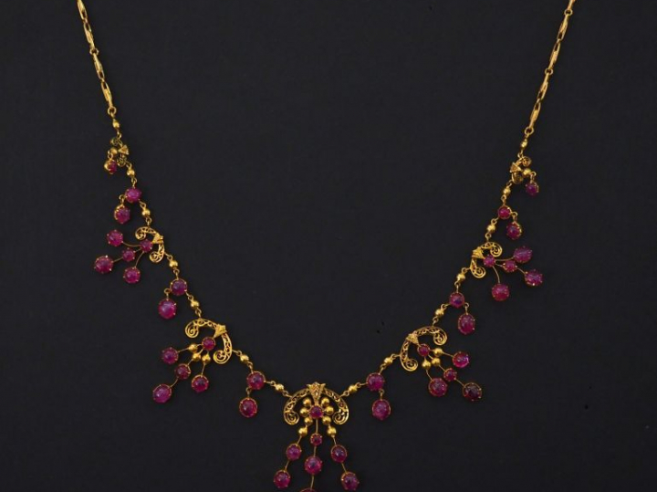 Collier draperie en or jaune,orné de pendeloques serties de petites pi