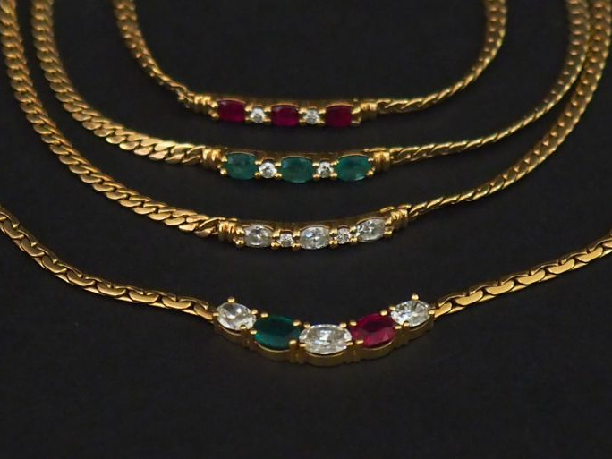 Parure en or jaune et pierres de couleur comprenant :  - un collier en