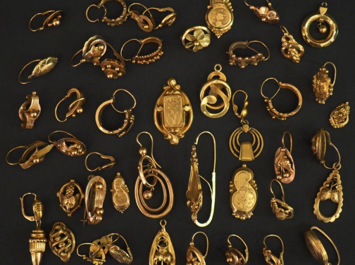Ensemble de pendants d'oreilles Napoléon III, la plupart en or. Poids 