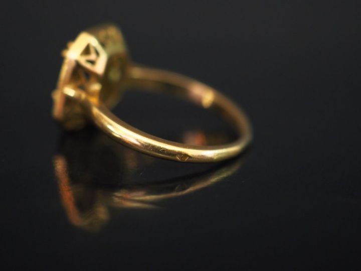 Bague en or jaune, saphir taille émeraude, entourée de 14 brillants.  