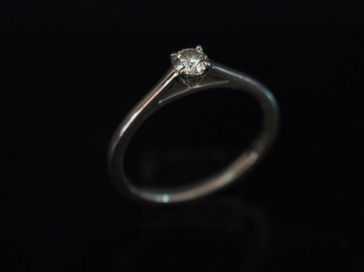 Bague solitaire en or gris, 0,20 cts environ. Poids tel : 2,52 g   