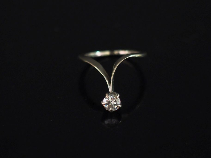 Bague solitaire de forme mouvementée en or blanc, sertie en son centre