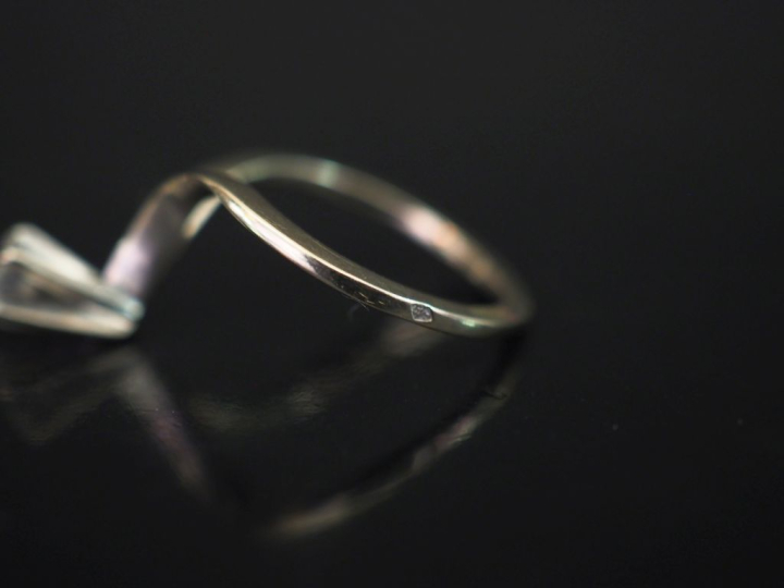 Bague solitaire de forme mouvementée en or blanc, sertie en son centre