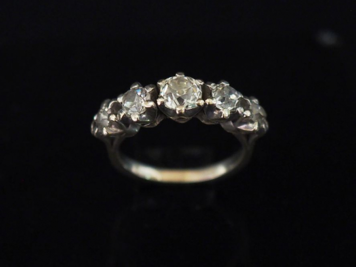 Bague jarretière en or blanc, cinq diamants taillés en rose. Poids tel