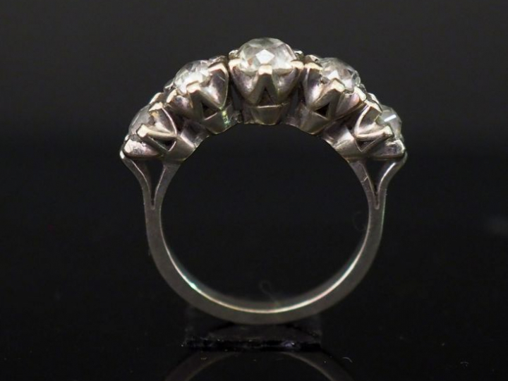 Bague jarretière en or blanc, cinq diamants taillés en rose. Poids tel