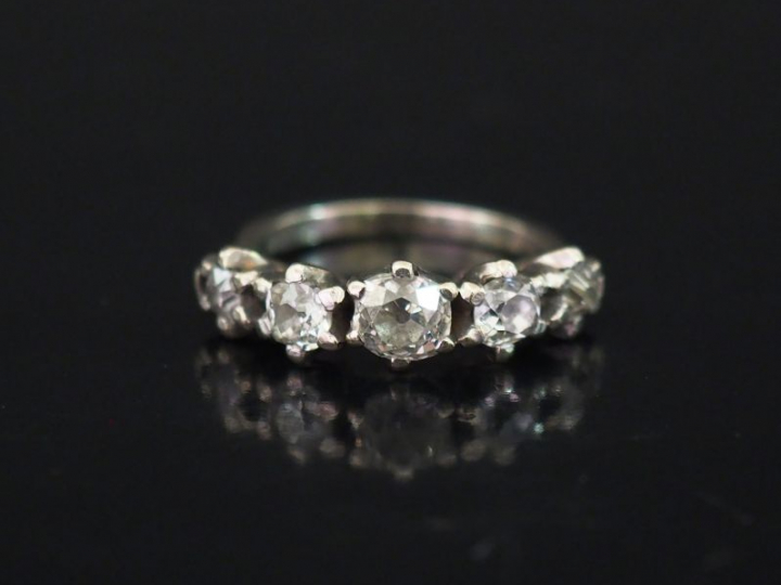 Bague jarretière en or blanc, cinq diamants taillés en rose. Poids tel