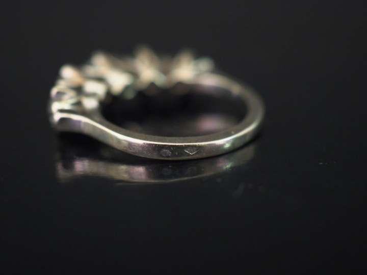 Bague jarretière en or blanc, cinq diamants taillés en rose. Poids tel