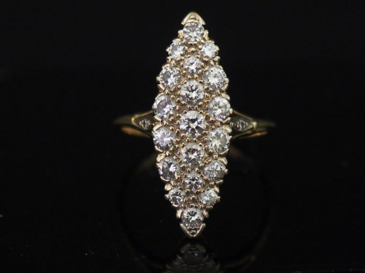 Bague de forme marquise en or jaune, sertie d'un pavage de diamants. P