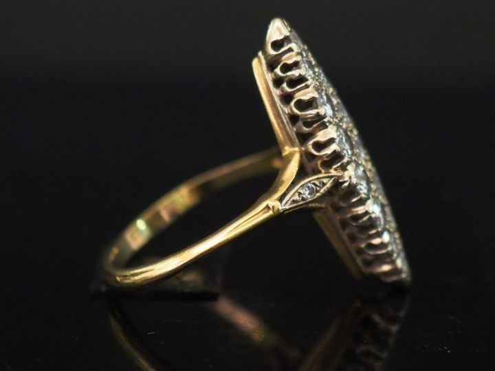 Bague de forme marquise en or jaune, sertie d'un pavage de diamants. P