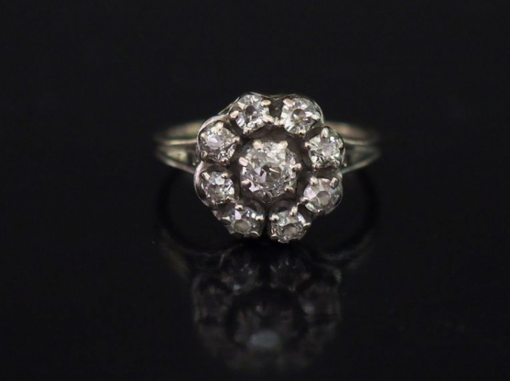 Bague de forme marguerite en or blanc, sertie en son centre d'un diama