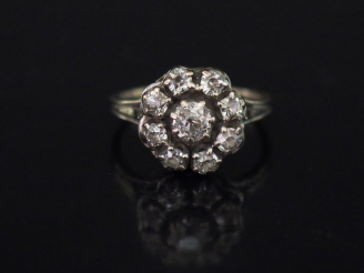 Vente aux enchères Bague de forme marguerite en or blanc, sertie en son centre d'un diama