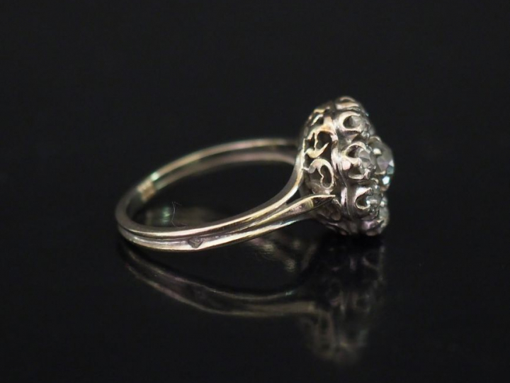 Bague de forme marguerite en or blanc, sertie en son centre d'un diama