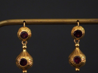 Vente aux enchères Paire de pendants d'oreilles Napoléon III en or et grenats ou améthyst