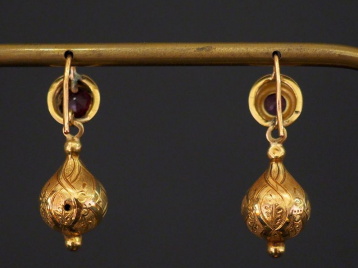 Paire de pendants d'oreilles Napoléon III en or et grenats ou améthyst