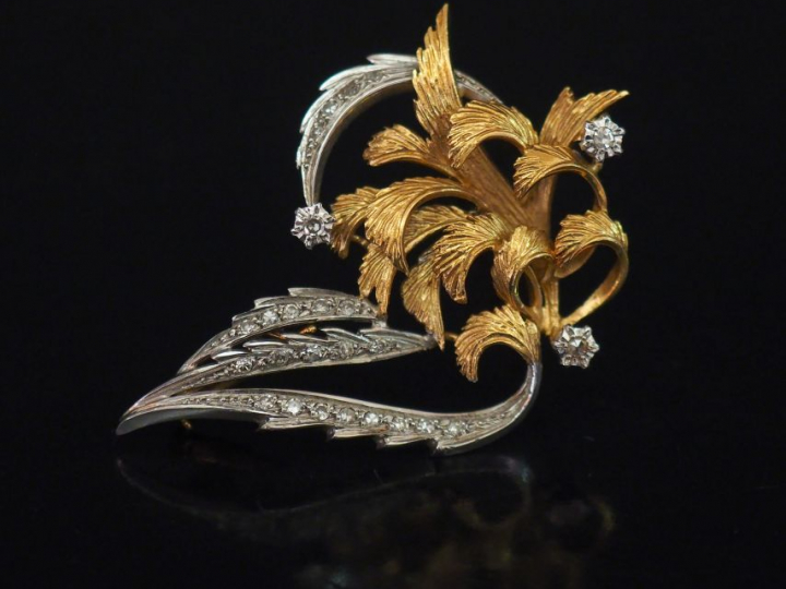 Broche gerbe à deux tons et petits diamants.  Poids tel : 9,10 g   