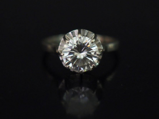 Vente aux enchères Bague en or blanc et diamant solitaire de 1,5 cts environ. Poids : 3,4