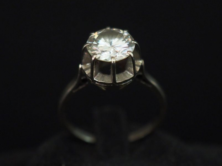 Bague en or blanc et diamant solitaire de 1,5 cts environ. Poids : 3,4