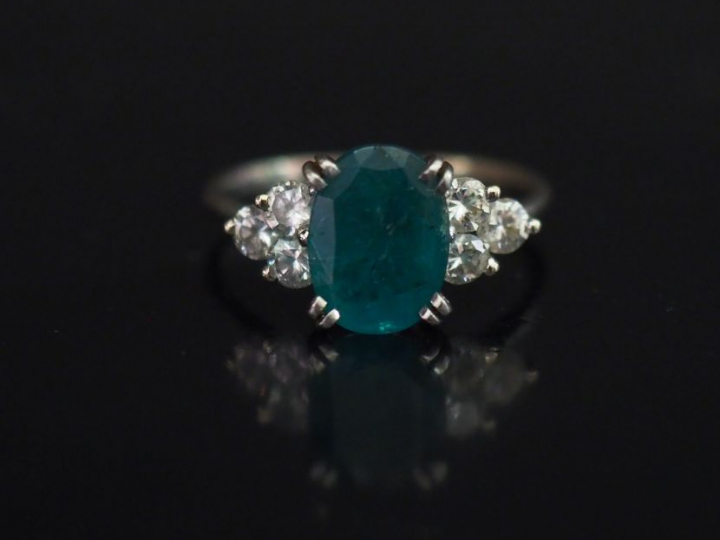 Bague en or blanc, émeraude épaulée de six diamants.  Poids : 3,10 g  