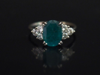 Vente aux enchères Bague en or blanc, émeraude épaulée de six diamants.  Poids : 3,10 g  