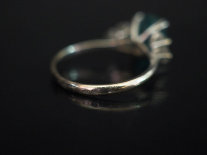 Bague en or blanc, émeraude épaulée de six diamants.  Poids : 3,10 g  