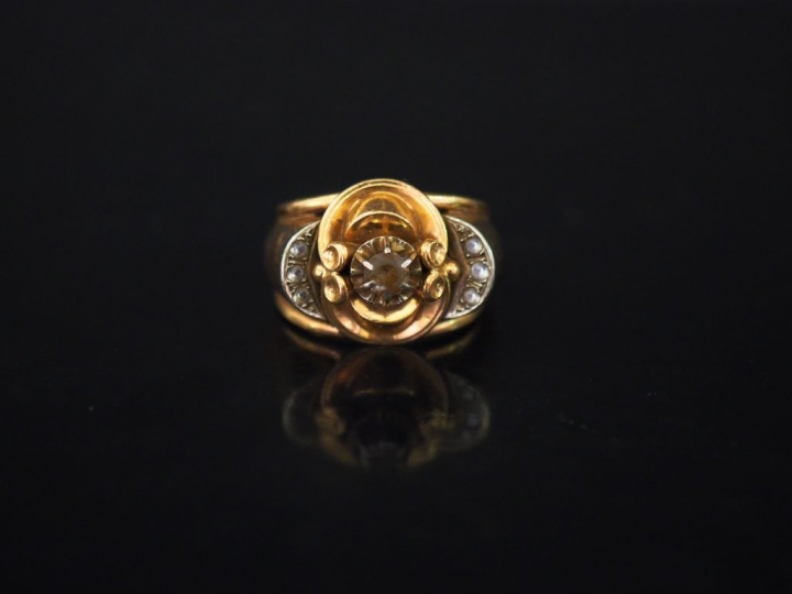 Bague en or jaune et pierres à l'imitation du diamant.  Poids tel : 10