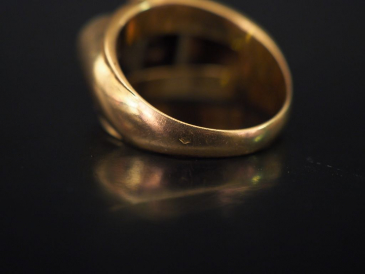 Bague en or jaune et pierres à l'imitation du diamant.  Poids tel : 10