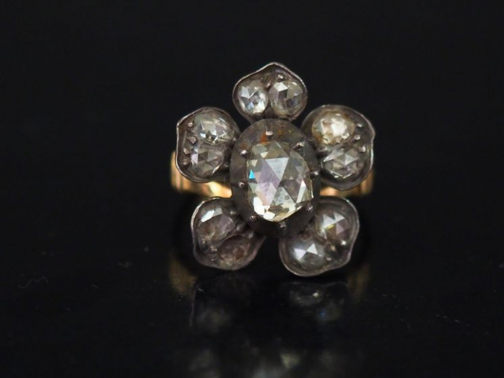 Bague marguerite ancienne en argent et diamants taillés en rose (manqu