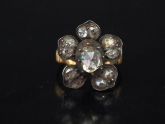 Vente aux enchères Bague marguerite ancienne en argent et diamants taillés en rose (manqu