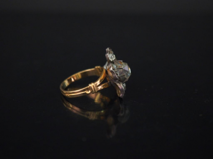 Bague marguerite ancienne en argent et diamants taillés en rose (manqu