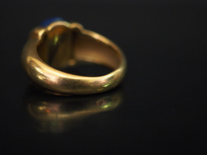 Bague jonc en or et lapis lazzuli.  Poids tel : 8,20 g   