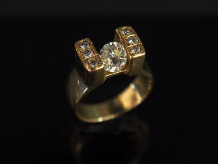 Bague or et deux lignes de trois diamants, agrémentée d'un brillant de