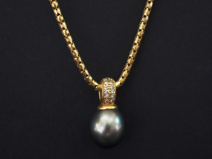 Collier en or, maille tube articulé et pendentif en perle gris de Tahi